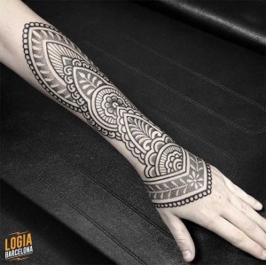 tattoo brazo mandala Logia Barcelona